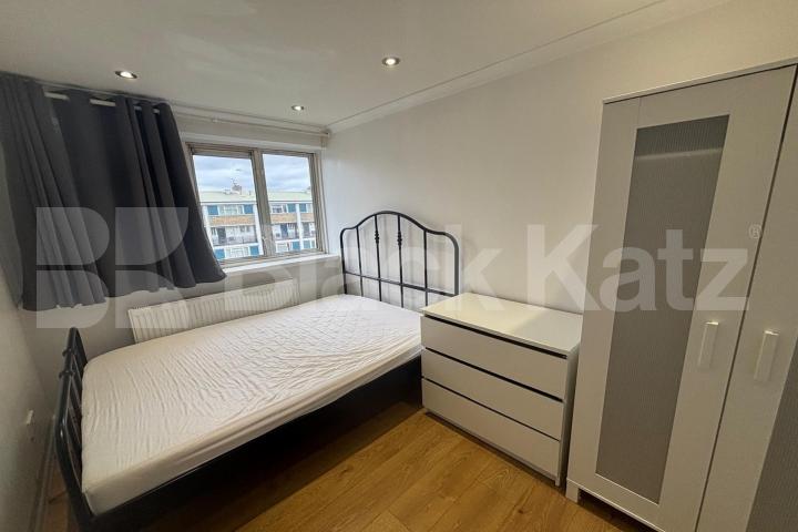 Duplex apartment with balcony offering 828 Sq.Ft.of living & entertaining space Coopers Road, Bermondsey