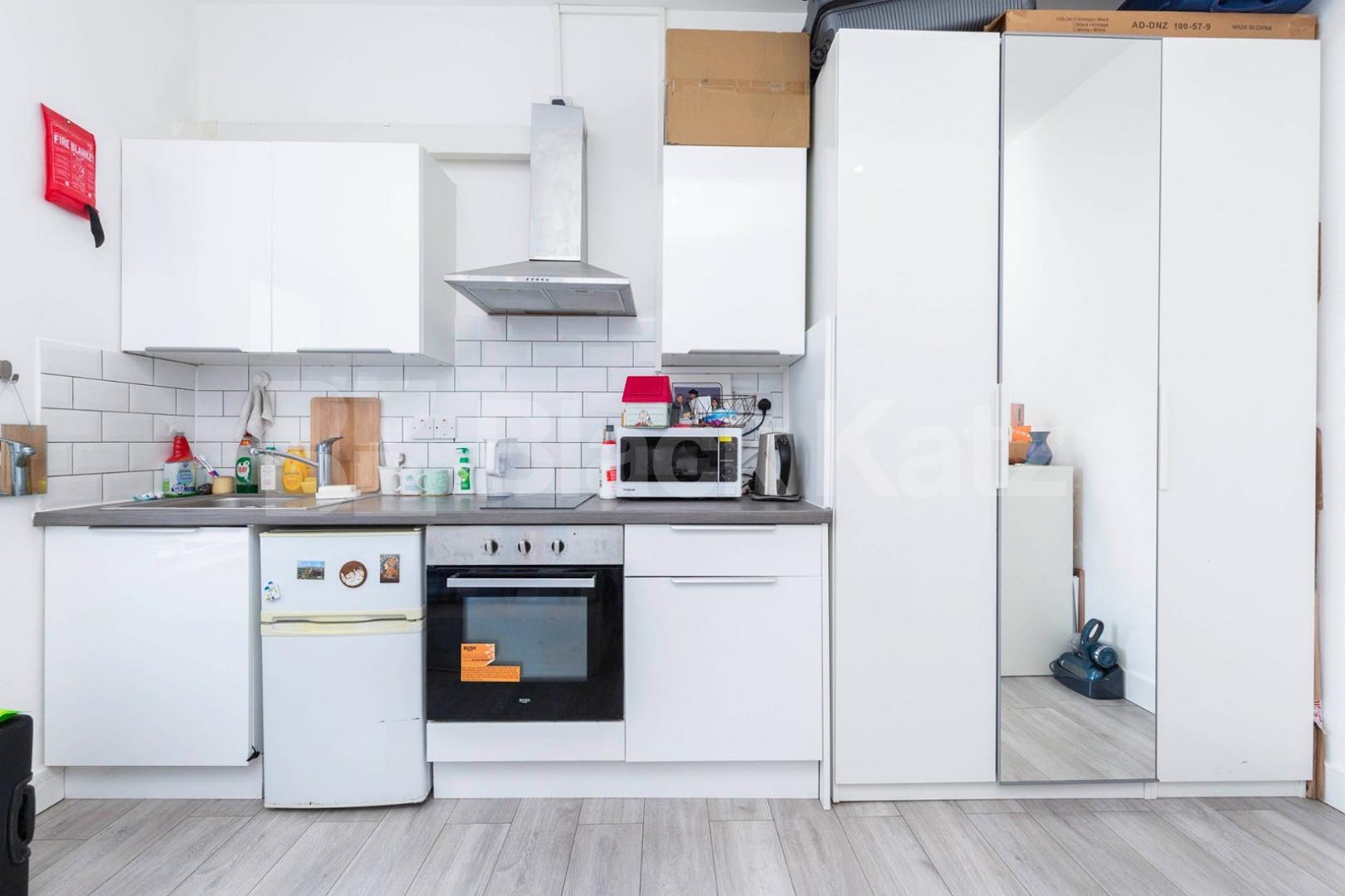 Fantastic modern studio loacted within mins to tube and shops Kilburn Lane, Queens Park
