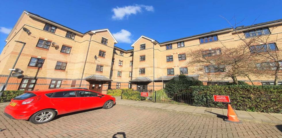 			1 Bedroom, 1 bath, 1 reception Flat			 Gainsborough Court, Lime Grove, Shepherds Bush