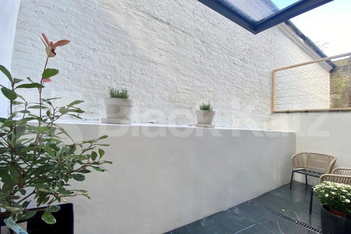 Recently refurbished maisonette with two bathrooms & patio area Hugh Street , Pimlico