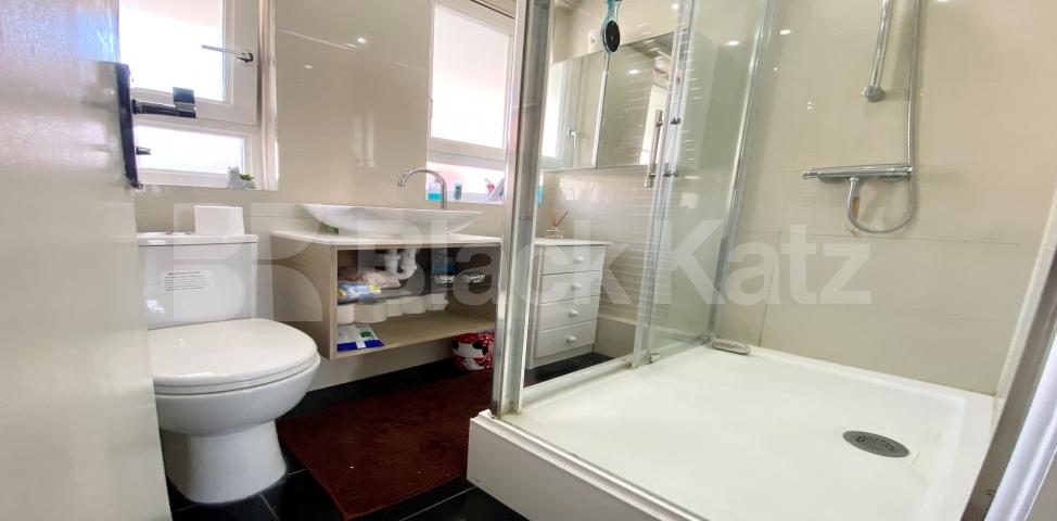 			UNDER OFFER, 3 Bedroom, 1 bath, 0 reception Apartment			 Meakin Estate, Rothsay Street, Borough