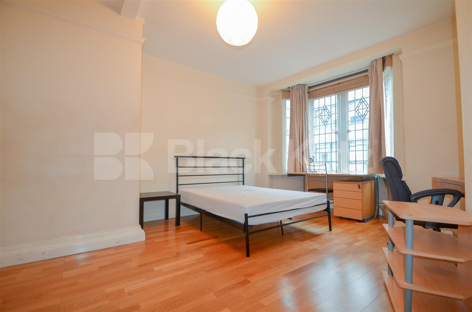 			HUGE 3 BED IN FITZROVIA! , 3 Bedroom, 1 bath, 1 reception Flat			 Newman Street, FITZROVIA