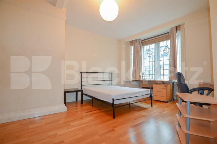			HUGE 3 BED IN FITZROVIA! , 3 Bedroom, 1 bath, 1 reception Flat			 Newman Street, FITZROVIA