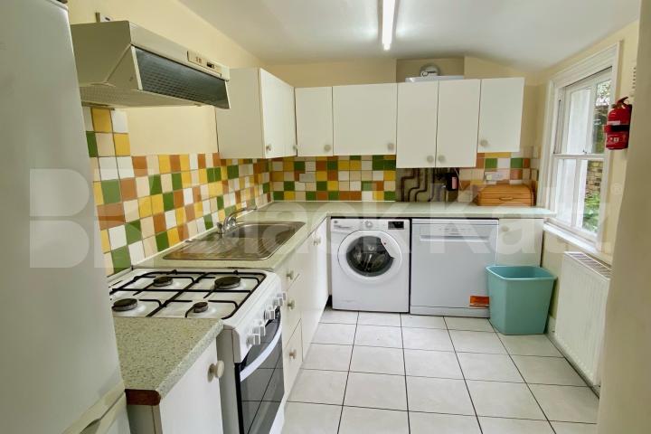 Georgian Townhouse, triplex, four double bedrooms, two bathrooms & Patio Garden Henshaw Street, Elephant and Castle