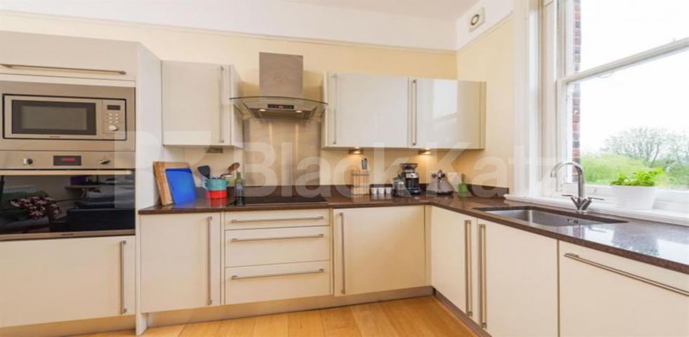 			MINUTES TO HIGH GATE TUBE , 2 Bedroom, 1 bath, 1 reception Flat			 Shepherds Hill, HIGHGATE