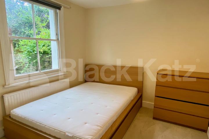 Georgian Townhouse, triplex, four double bedrooms, two bathrooms & Patio Garden Henshaw Street, Elephant and Castle