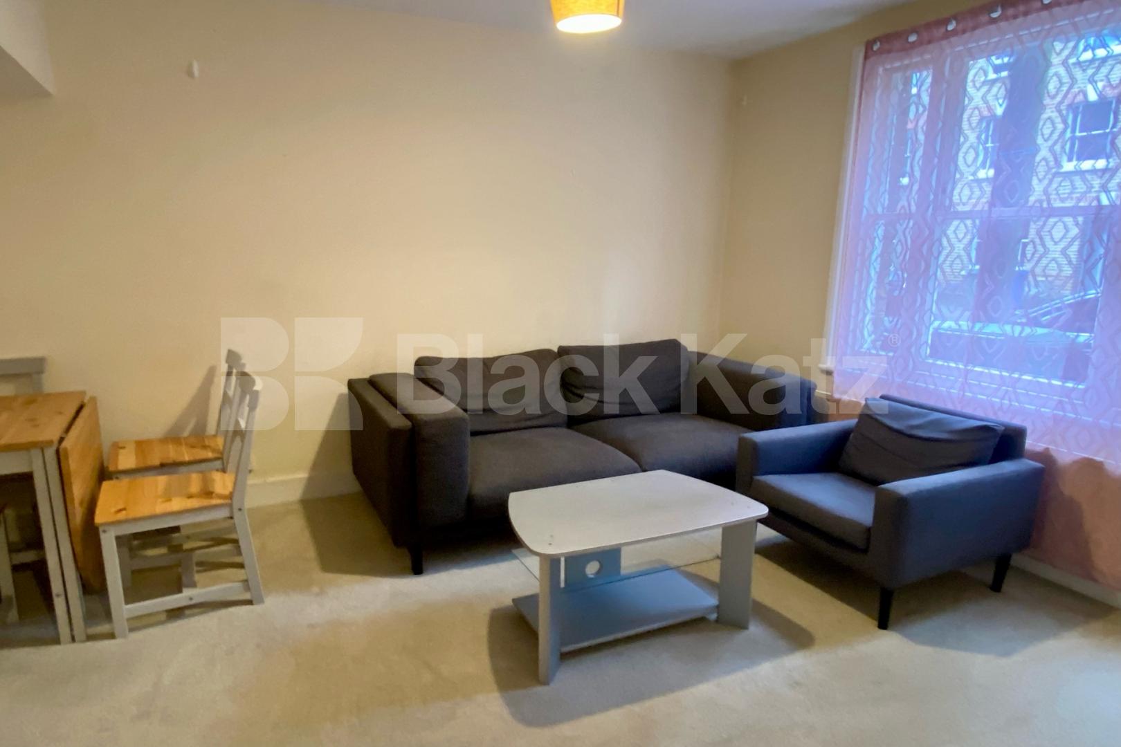 Georgian Townhouse, triplex, four double bedrooms, two bathrooms & Patio Garden Henshaw Street, Elephant and Castle