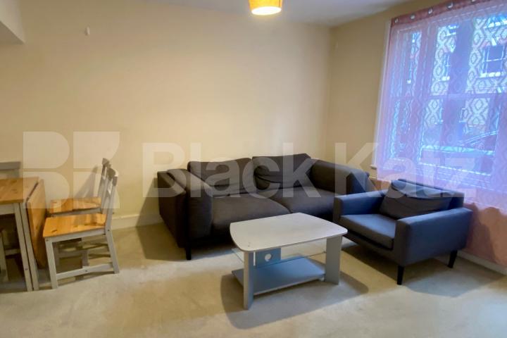 Georgian Townhouse, triplex, four double bedrooms, two bathrooms & Patio Garden Henshaw Street, Elephant and Castle