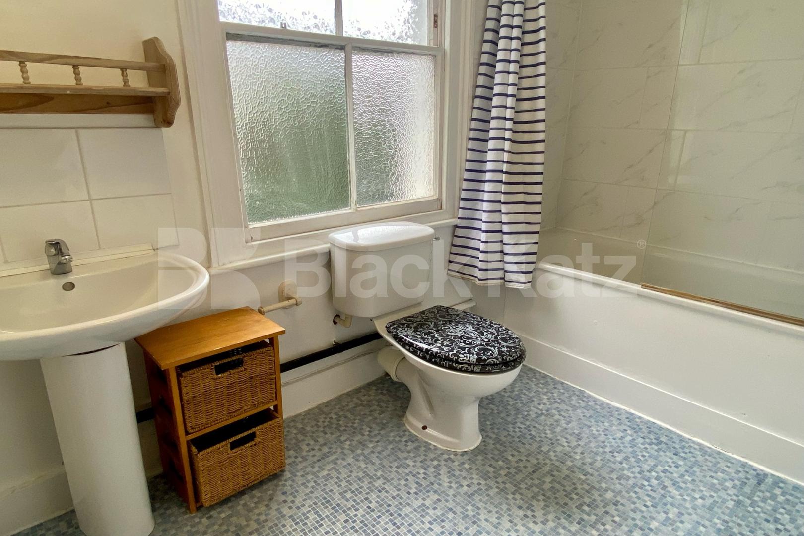 Georgian Townhouse, triplex, four double bedrooms, two bathrooms & Patio Garden Henshaw Street, Elephant and Castle