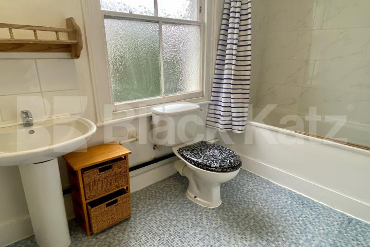 Georgian Townhouse, triplex, four double bedrooms, two bathrooms & Patio Garden Henshaw Street, Elephant and Castle