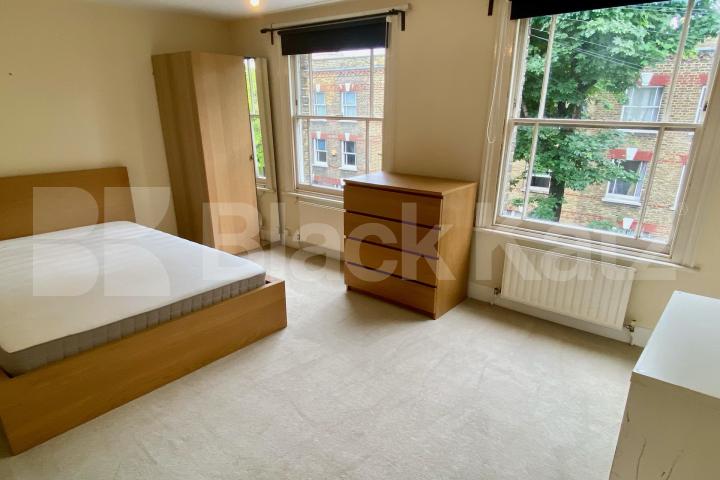 Georgian Townhouse, triplex, four double bedrooms, two bathrooms & Patio Garden Henshaw Street, Elephant and Castle