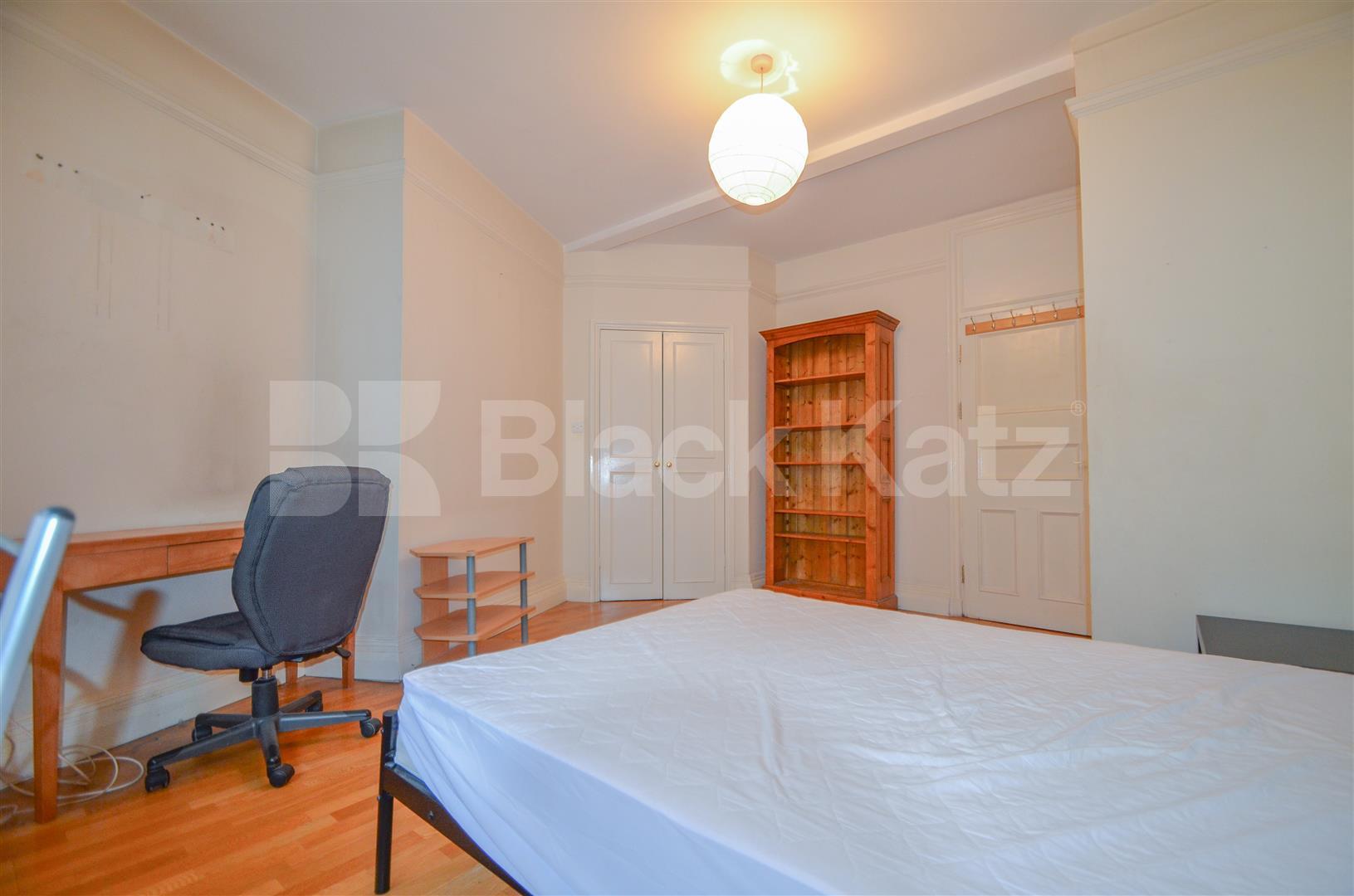 			HUGE 3 BED IN FITZROVIA! , 3 Bedroom, 1 bath, 1 reception Flat			 Newman Street, FITZROVIA