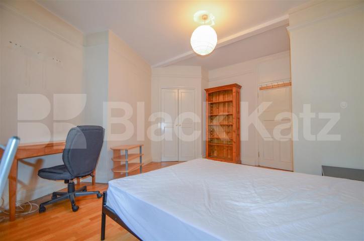			HUGE 3 BED IN FITZROVIA! , 3 Bedroom, 1 bath, 1 reception Flat			 Newman Street, FITZROVIA