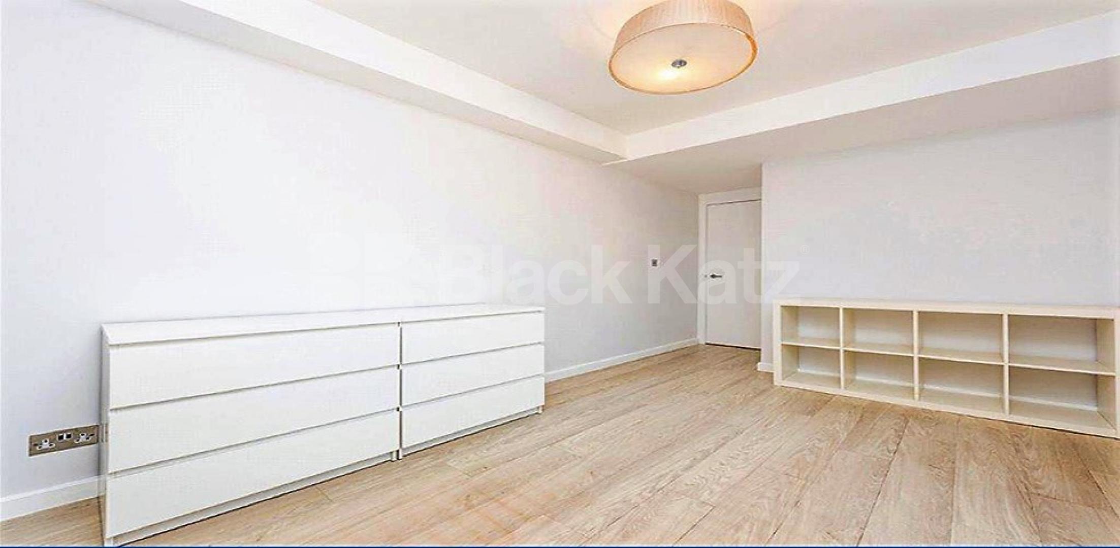 Spacious one bed flat located minutes to regents park within a portered block  Oakley Square, Camden / Euston