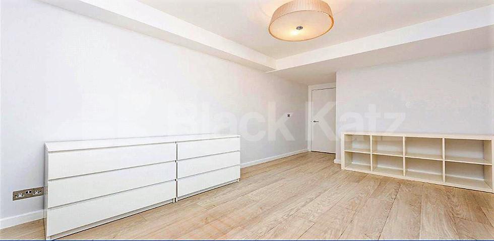 Spacious one bed flat located minutes to regents park within a portered block  Oakley Square, Camden / Euston