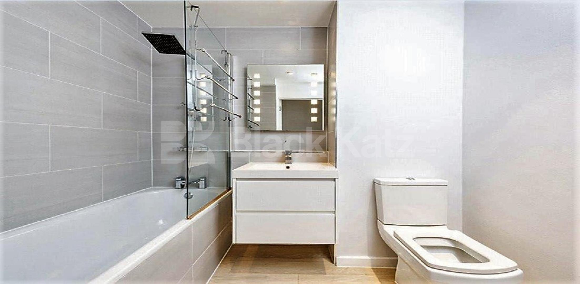 Spacious one bed flat located minutes to regents park within a portered block  Oakley Square, Camden / Euston