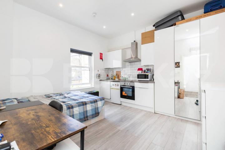 Fantastic modern studio loacted within mins to tube and shops Kilburn Lane, Queens Park