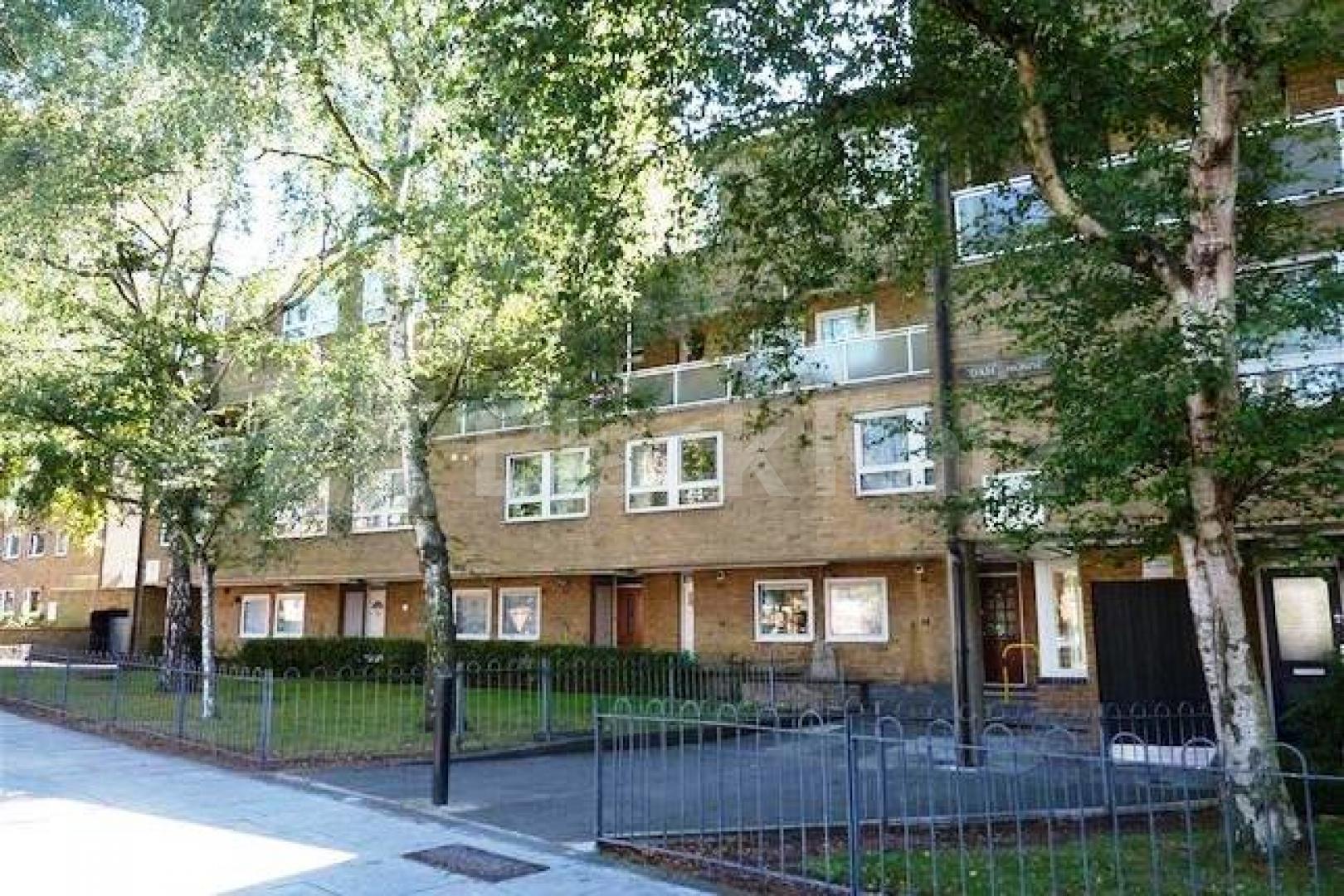 Spacious three double bedroom flat located within easy access to Regents Park Boundary Road, St Johns Wood