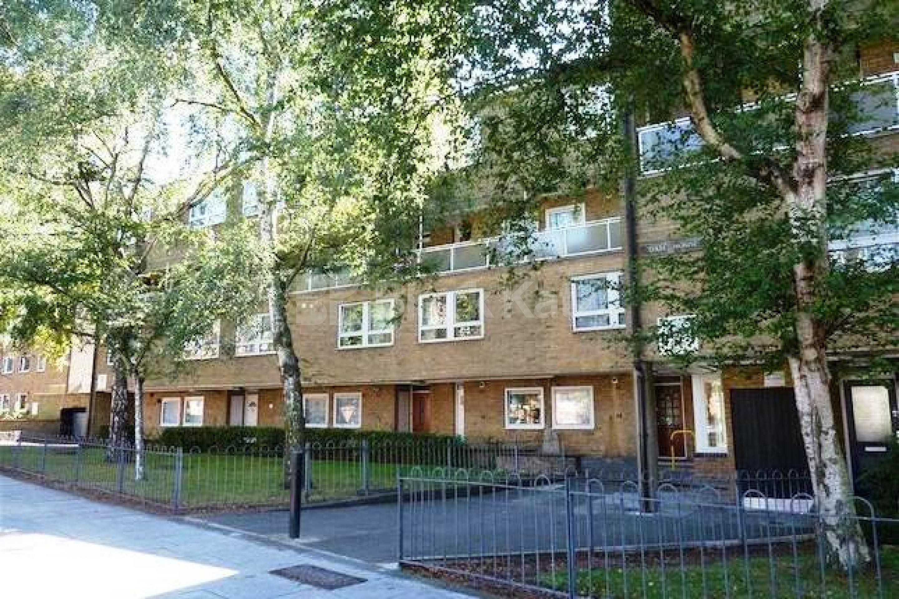 Spacious three double bedroom flat located within easy access to Regents Park Boundary Road, St Johns Wood NW8