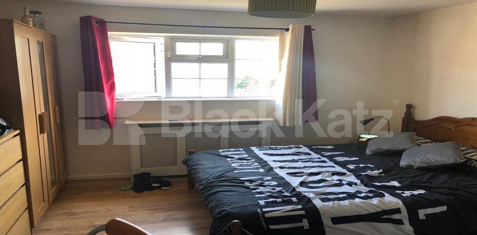 			UNDER OFFER , 2 Bedroom, 1 bath, 1 reception Ground Floor Maisonette			 Phelp Street, Kennington / Elephant and Castle 