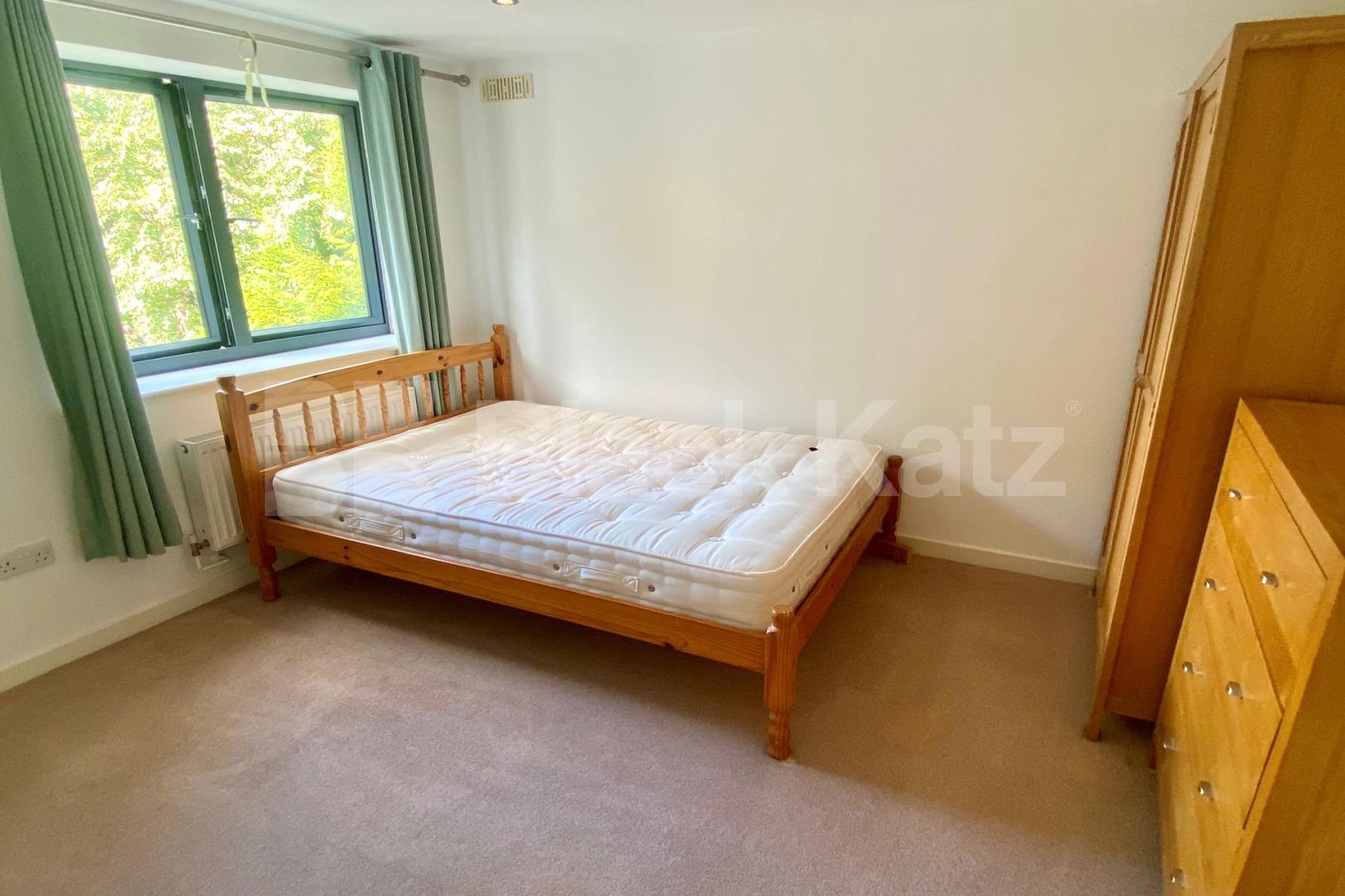 Superbly located, with parking, communal gardens & bicycle storage  Brixton Road, Oval / Brixton 