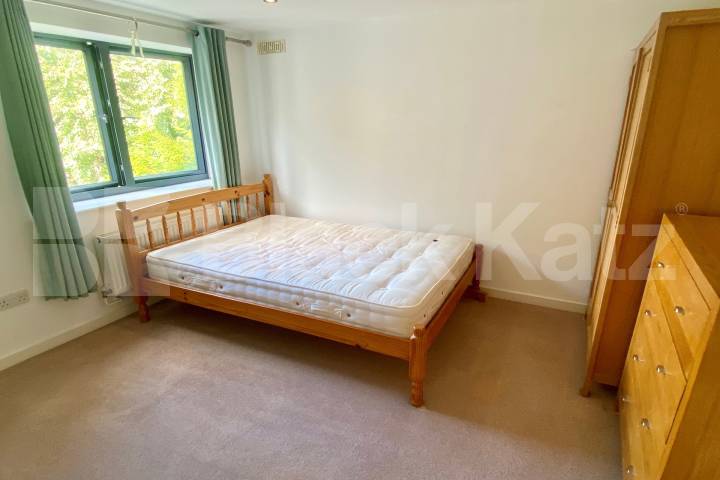 Superbly located, with parking, communal gardens & bicycle storage  Brixton Road, Oval / Brixton 