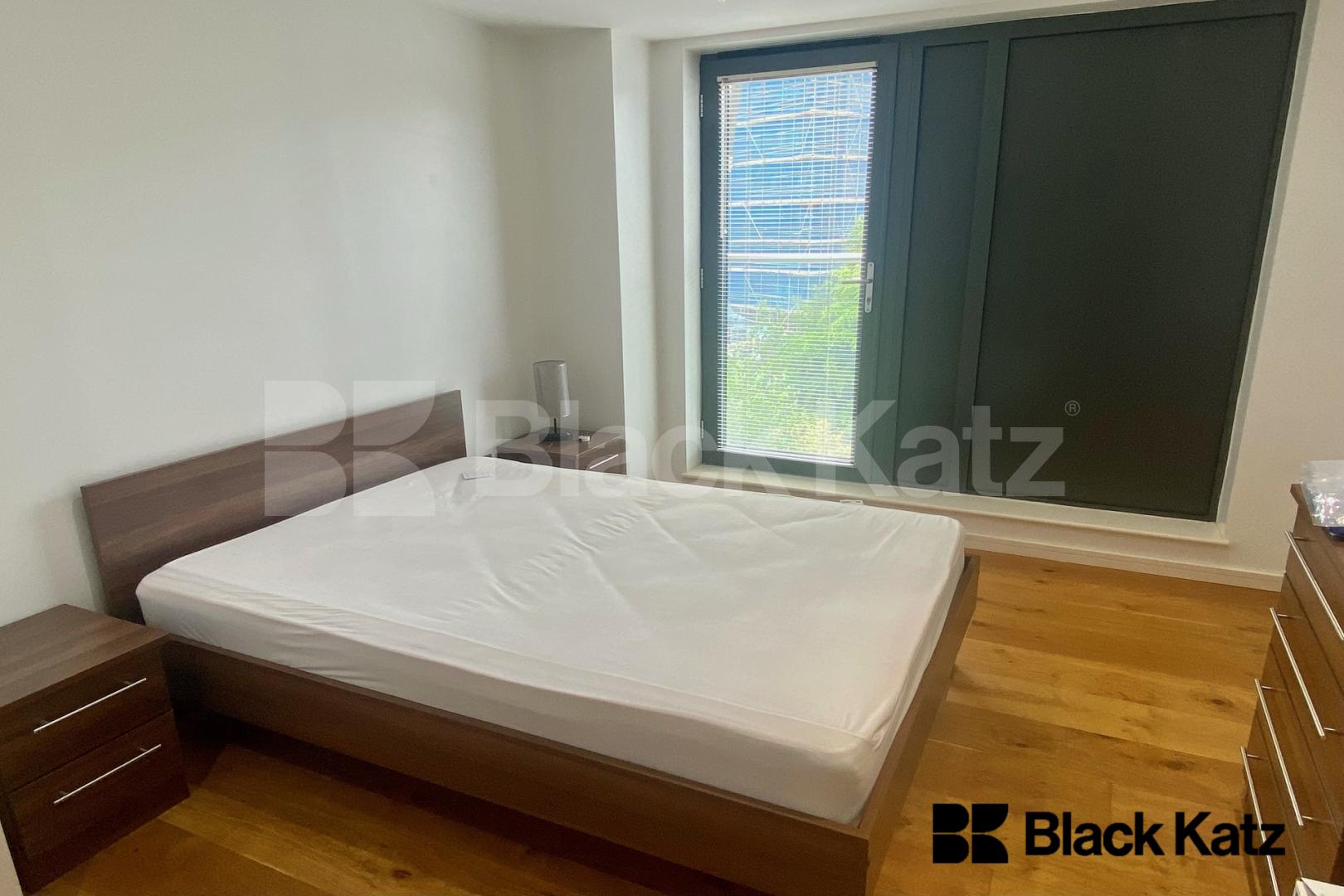 Flooded with natural light, modern & fantastic location  Webber Street, London bridge/Southwark/Borough borders.