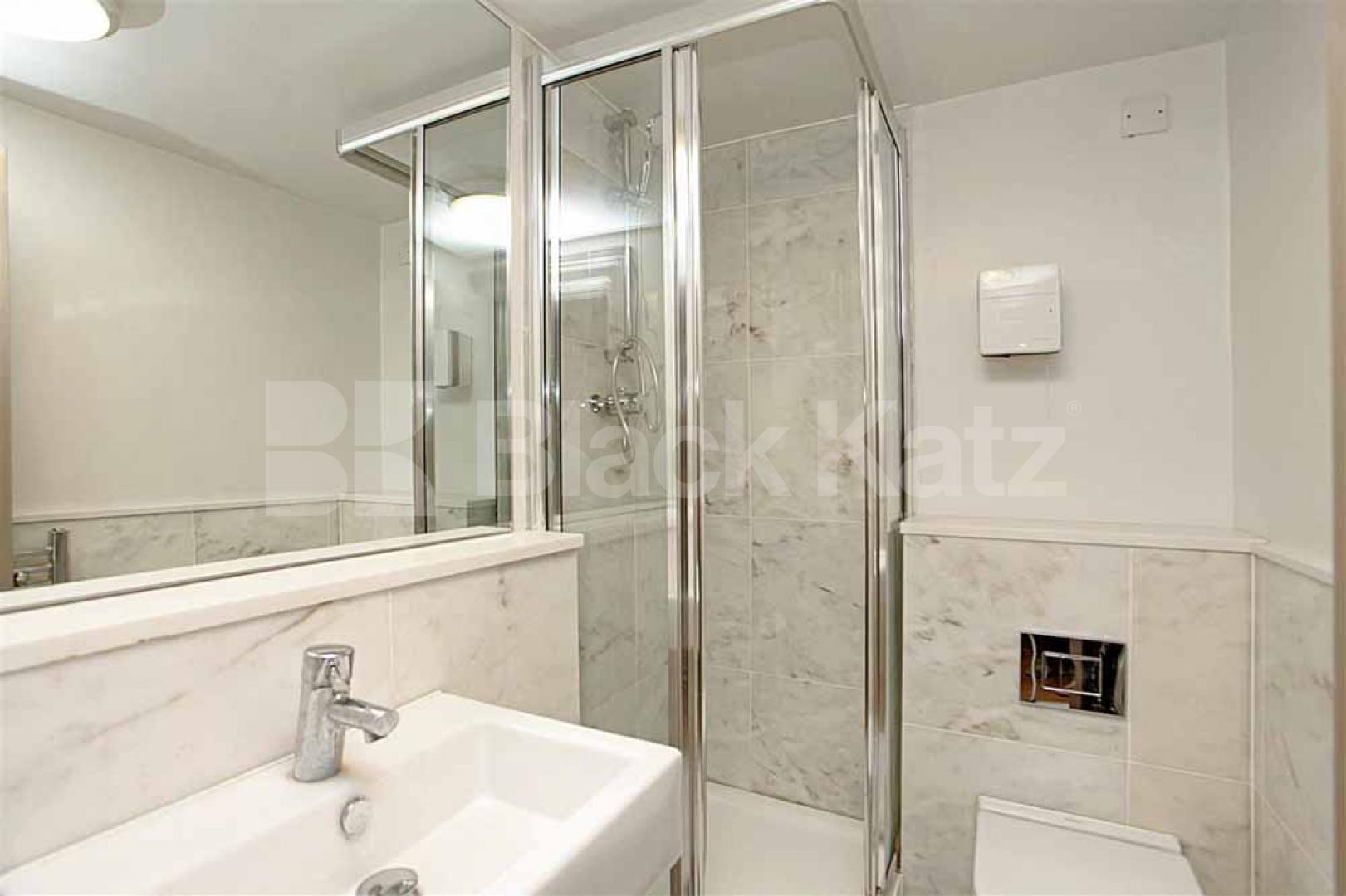 			MODERN THREE BED 2 BATH!, 3 Bedroom, 1 bath, 1 reception Flat			 Fitzrovia Appartments, Euston Road, FITZROVIA