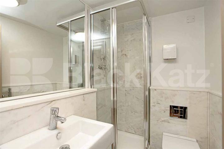 			MODERN THREE BED 2 BATH!, 3 Bedroom, 1 bath, 1 reception Flat			 Fitzrovia Appartments, Euston Road, FITZROVIA