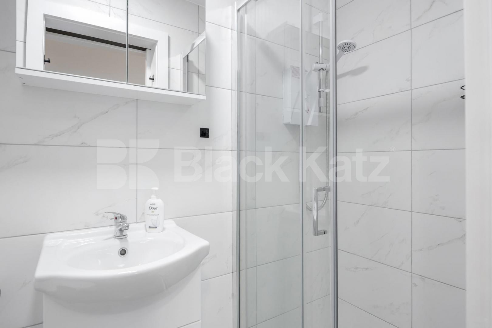 A spacious and well-presented studio apartment available to rent in the sought-after Walton Close, NW2.The studio offers a bright and generously sized living and sleeping area, a private bathroom, and a compact kitchenette, providing everything neede Walton Close, London, NW2 (Inclusive of all bills),  London