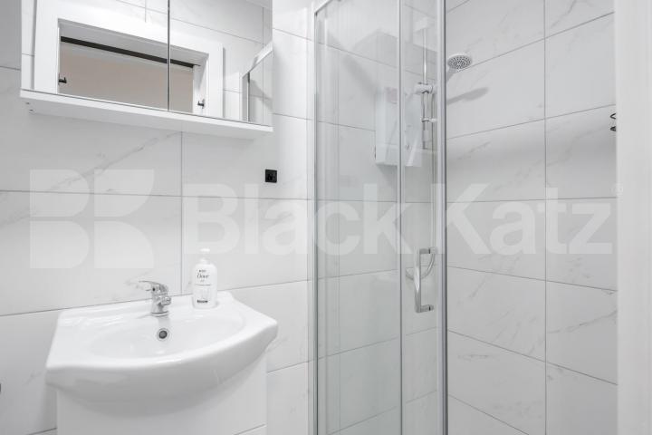 A spacious and well-presented studio apartment available to rent in the sought-after Walton Close, NW2.The studio offers a bright and generously sized living and sleeping area, a private bathroom, and a compact kitchenette, providing everything neede Walton Close, London, NW2 (Inclusive of all bills),  London
