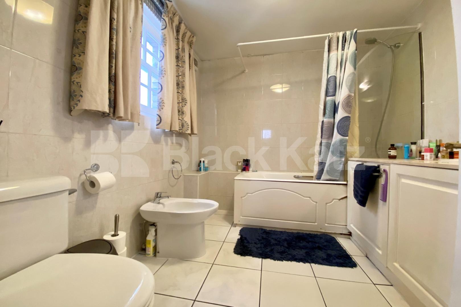 1055 Sq.Ft. of living & entertaining space, two bathrooms & roof terrace   St Georges Square, Pimlico