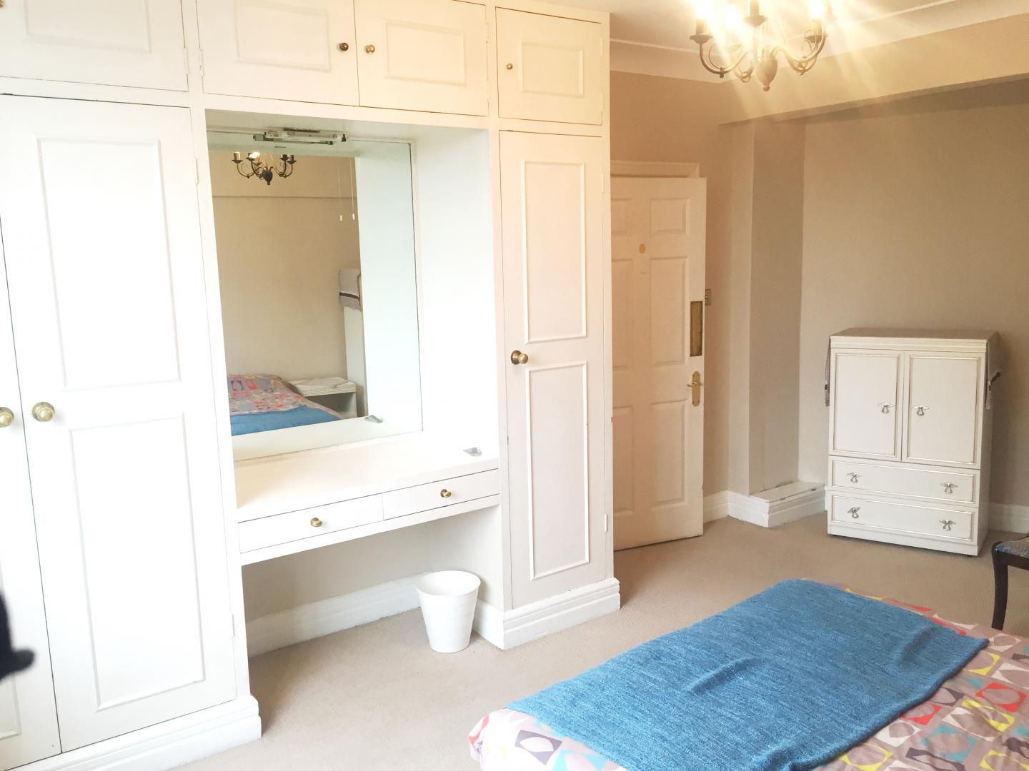 			HOT WATER AND HEATING INCLUDED, 2 Bedroom, 1 bath, 1 reception Apartment			 College Crescent, SWISS COTTAGE