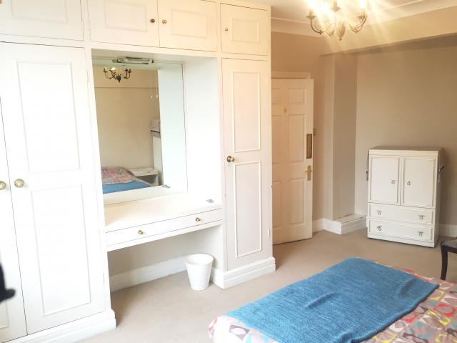 			HOT WATER AND HEATING INCLUDED, 2 Bedroom, 1 bath, 1 reception Apartment			 College Crescent, SWISS COTTAGE