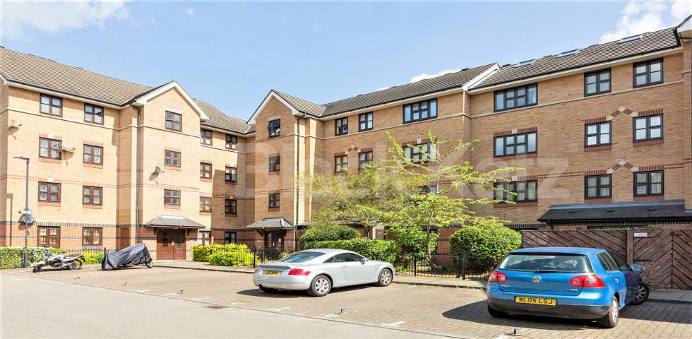 			1 Bedroom, 1 bath, 1 reception Flat			 Gainsborough Court, Lime Grove, Shepherds Bush