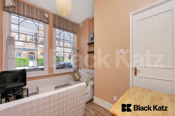 Spacious garden flat within minutes of Tooting Bec Station Crockerton Road , Tooting Bec