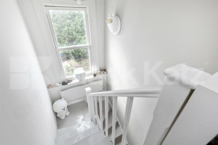 Modern one bed set on the 2nd floor of a period house mins to Camden Agar Grove, Camden