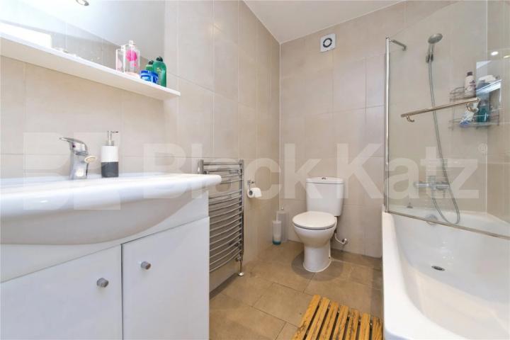 4 double bedrooms wtih 2 bathrooms Inc all bills except council tax Camden Road, Holloway