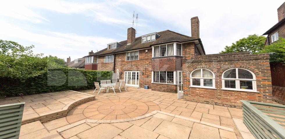 Beautiful family home situated in an amazing residential location  Brim Hill, Hampstead Garden Suburbs