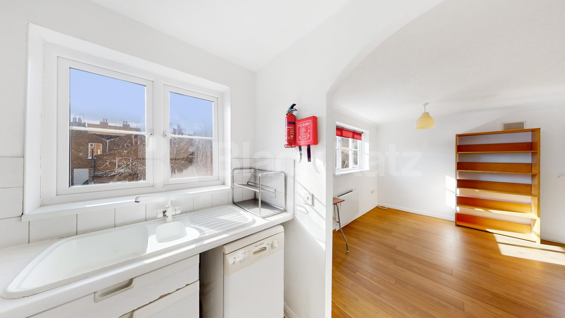 Good size one bed with a modern kitchen and tiled bathroom mins to tube Cornwallis Square, Archway