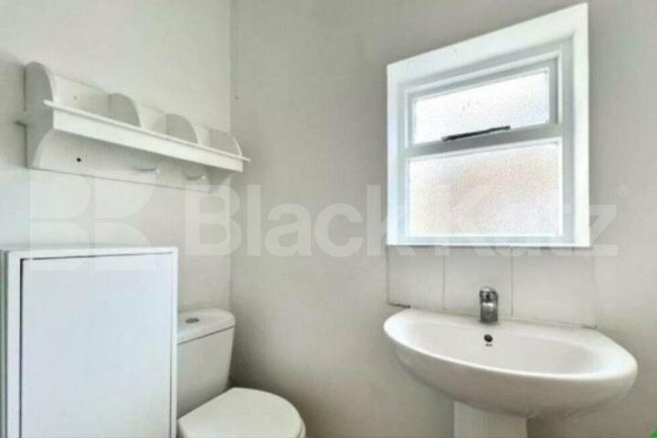 Spacious three double bedroom set on the top floor Archway Road, Highgate