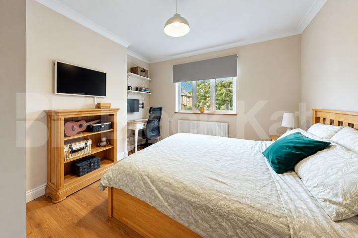 Flooded with natural light & boasting size, quality & location  Grafton Square, Clapham 