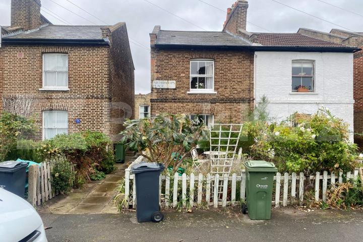 Gorgeous period house with all bills included Archbishops Place , Brixton