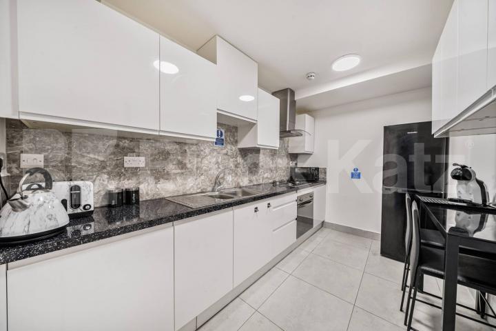A spacious and well-presented studio apartment available to rent in the sought-after Walton Close, NW2.The studio offers a bright and generously sized living and sleeping area, a private bathroom, and a compact kitchenette, providing everything neede Walton Close, London, NW2 (Inclusive of all bills),  London