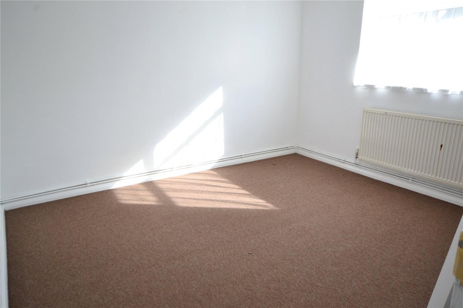 			UNDER OFFER , 4 Bedroom, 1 bath, 1 reception Flat			 Tarling Road, EAST FINCHLEY