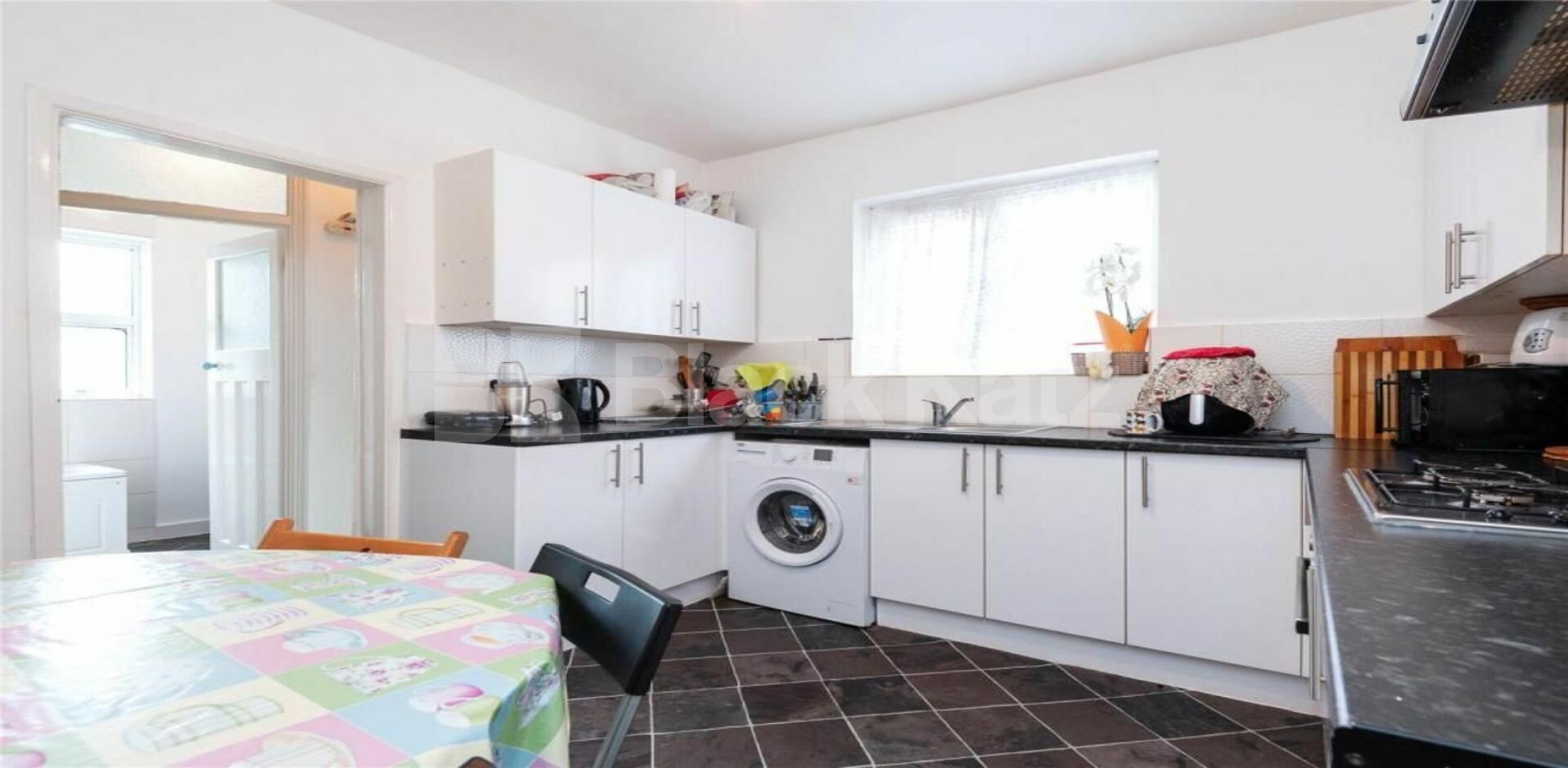 			GOOD FOR 2 SHARERS OR FAMILY, 3 Bedroom, 1 bath, 1 reception Apartment			 Chewton Road, Walthamstow