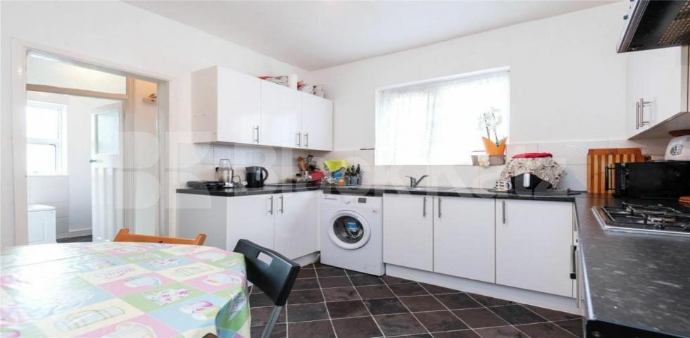 			GOOD FOR 2 SHARERS OR FAMILY, 3 Bedroom, 1 bath, 1 reception Apartment			 Chewton Road, Walthamstow