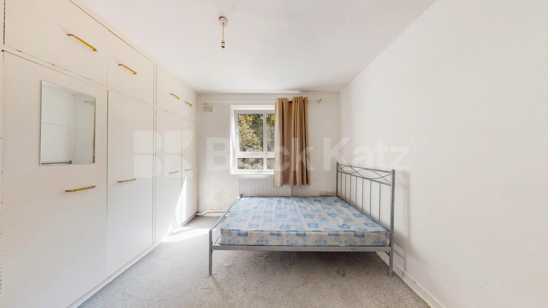Spacious three bed with good size lounge in St Johns Wood Boundary Road, St Johns Wood