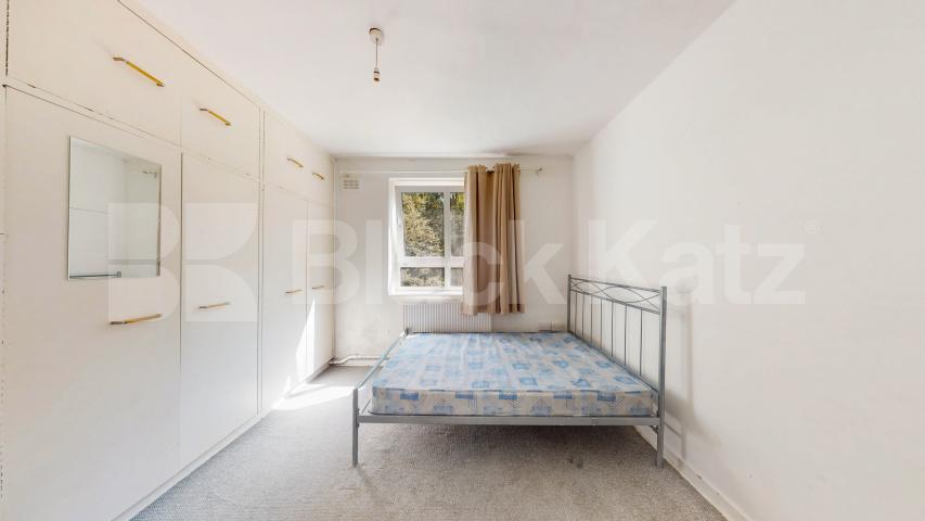 Spacious three bed with good size lounge in St Johns Wood Boundary Road, St Johns Wood