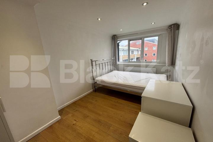 Duplex apartment with balcony offering 828 Sq.Ft.of living & entertaining space Coopers Road, Bermondsey